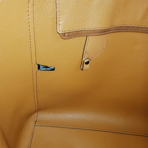 Michael Kors Kimberly Large Leather Tote & Purse Wallet 2 in 1 (Tan) - Picture 15 of 15